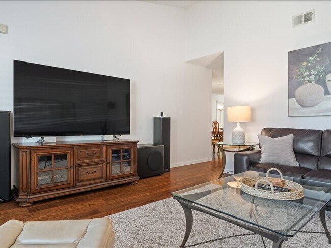 Foto del edificio - 349 Almond Way