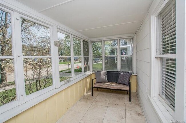 Building Photo - 706 Golf Ave