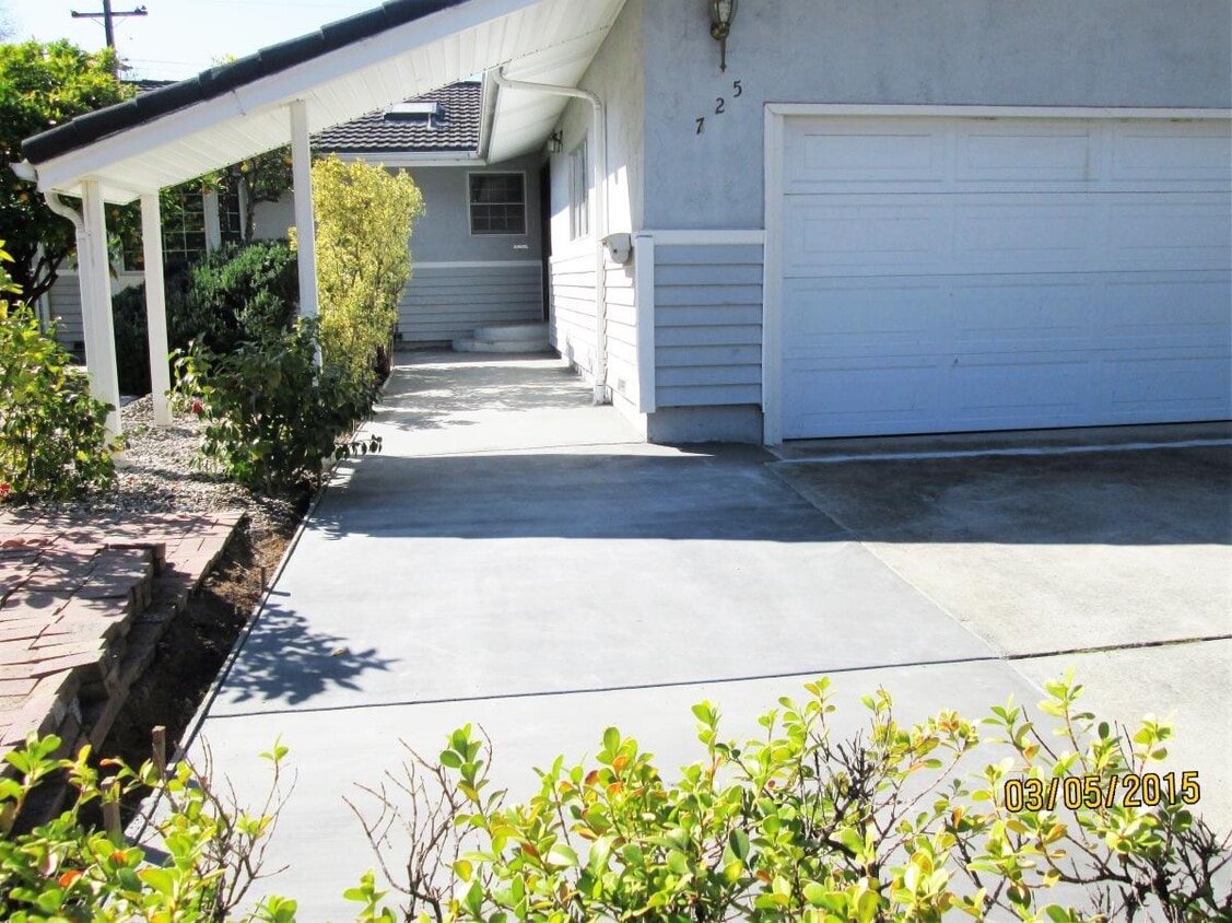 Front Entry Way - 725 Henrietta Ave
