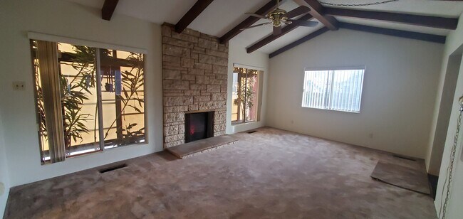 Large main room, high ceilings, ceiling fan, windows, mock fireplace - 4314 N Lakewood Blvd