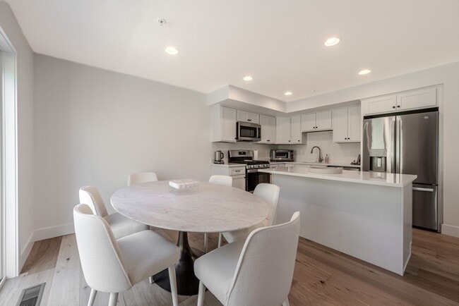 Building Photo - 112 Genest St