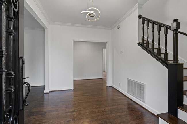 Foto del edificio - Spacious Cul-de-Sac Home in Sought-After R...