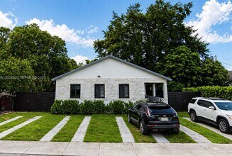 Building Photo - 423 NW 32nd Pl