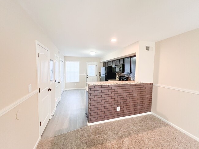 Building Photo - 2 Bedroom 1.5 Bath Townhome