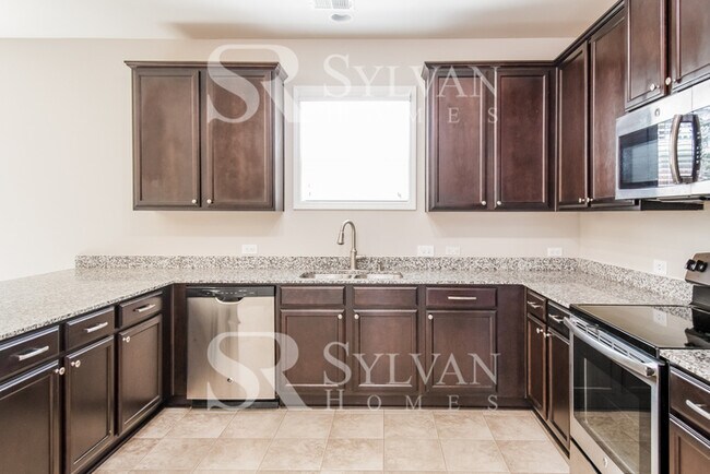 Foto del edificio - Embrace the charm of this 4 BR, 2.5 BA home