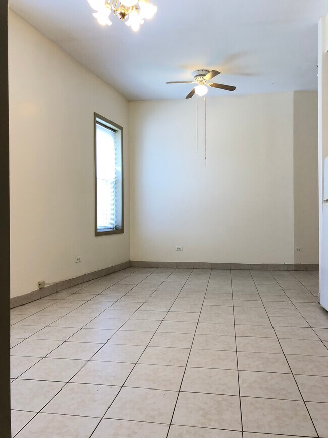 Living Room - 1425 W Wilson Ave
