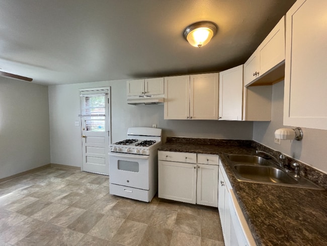 Building Photo - 927 Woodhill Dr
