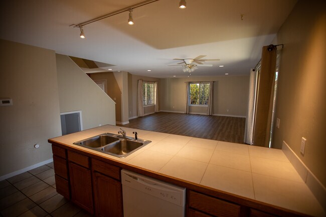 Foto del edificio - 228 S Golden Dr