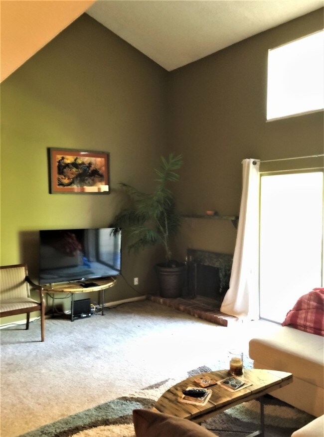 Building Photo - Cozy Condo in Denver