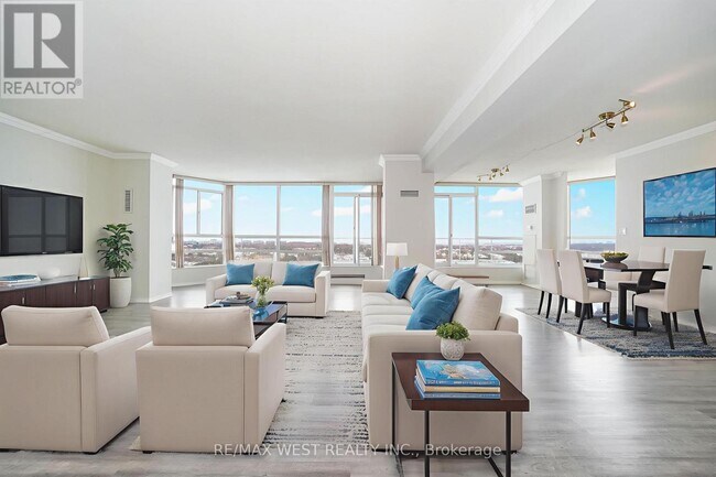 Photo du bâtiment - 7825 Bayview Ave