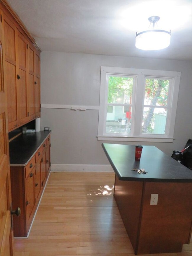 Building Photo - $1,000| 3Bd 1Ba|1143 E Madison St| Availab...