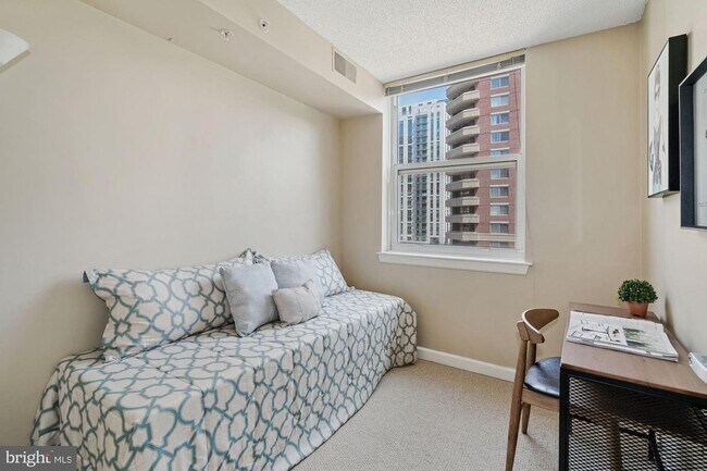 Segunda habitación - oficina - 880 N Pollard St