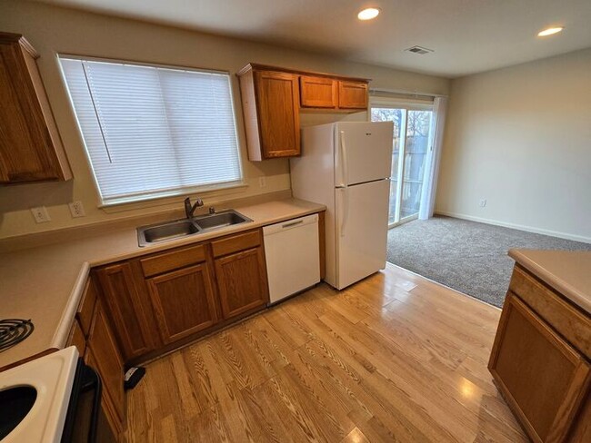 Building Photo - Updated 3-Bedroom Townhome in Dayton