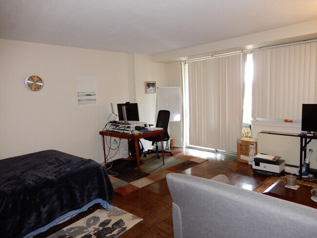 Building Photo - 2 Hawthorne Pl