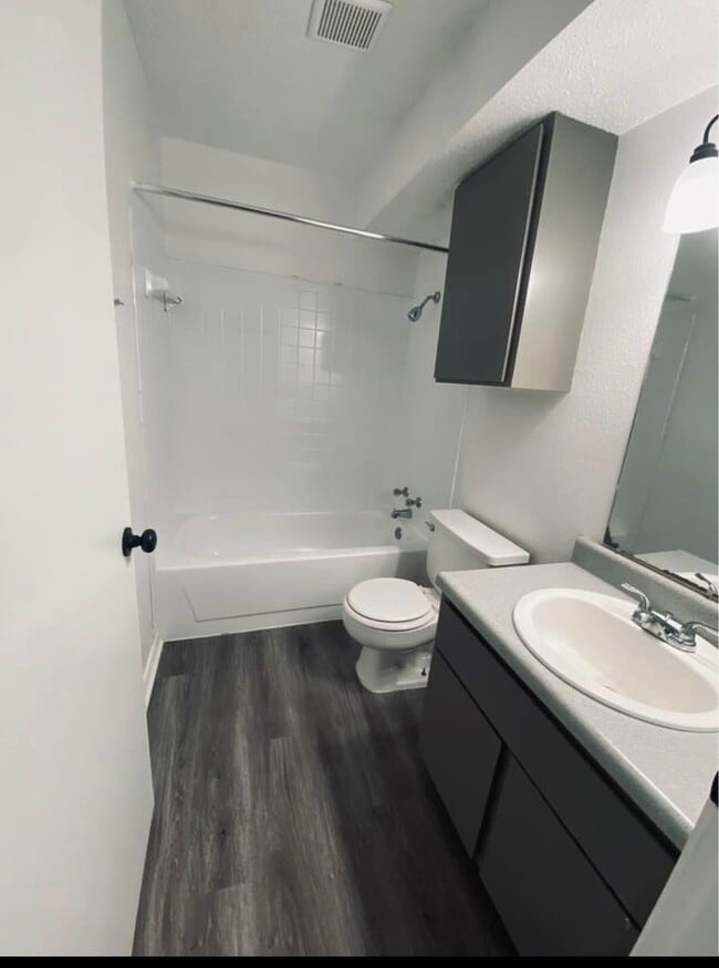 Interior Photo - Glen Oaks Apartments