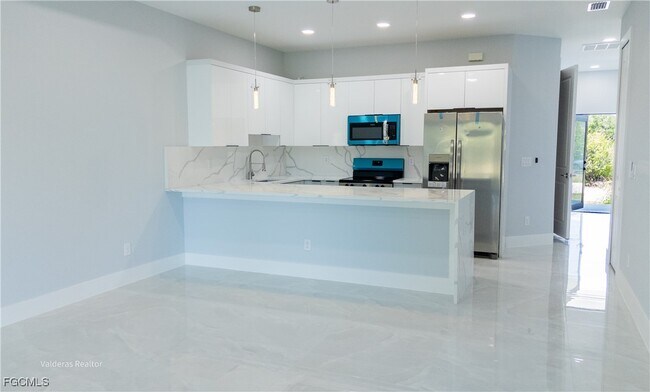 Foto del edificio - 2404-2406 Crawford Ave N