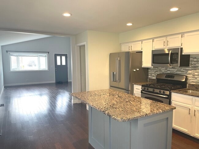 Building Photo - 566 Comstock Ave