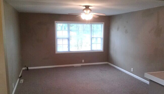 sala de estar - 407 E Lincoln St