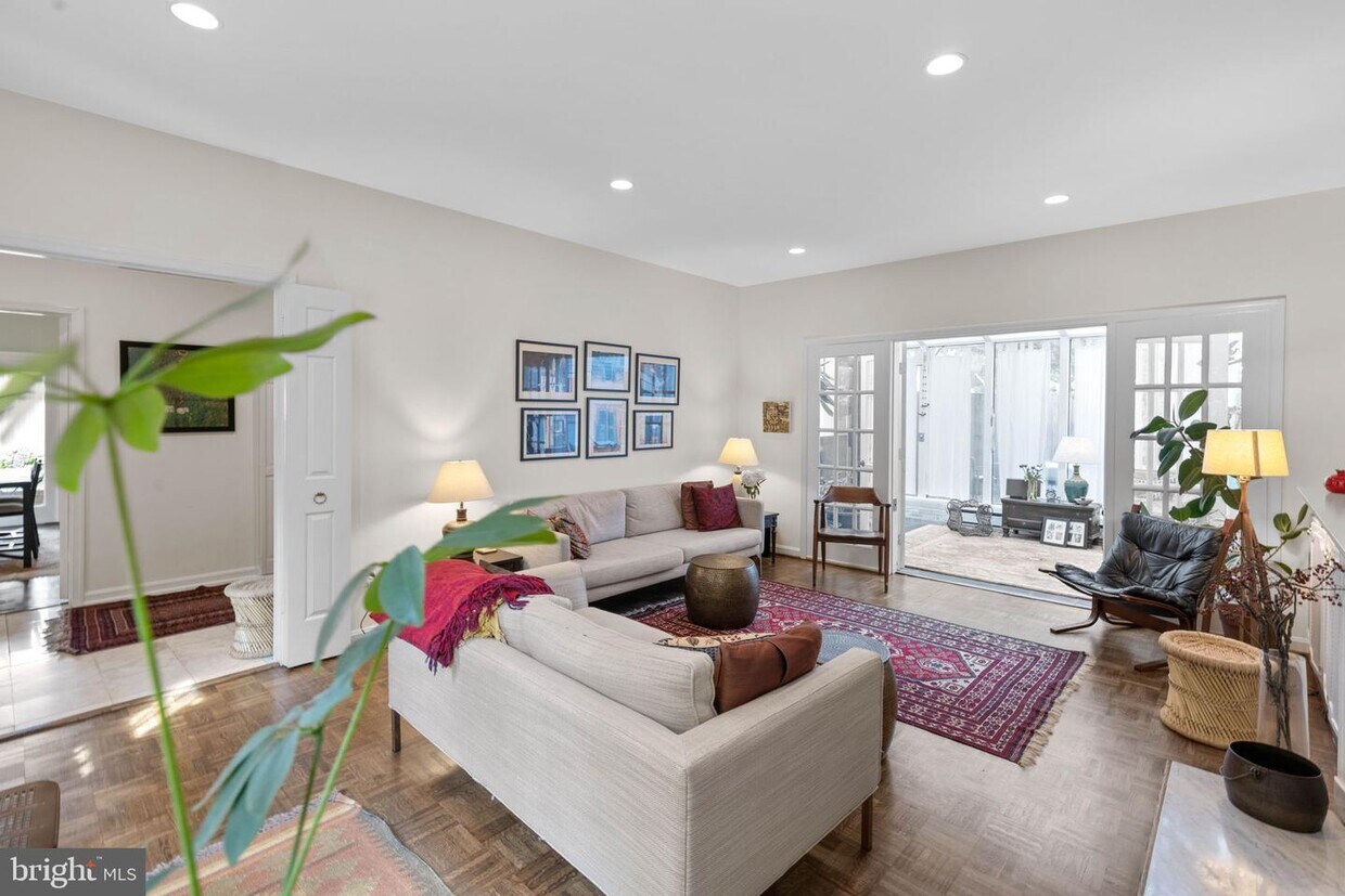 Foto principal - 3909 Watson Pl NW