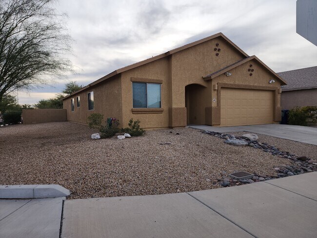 Building Photo - 4042 E Big Game Pl