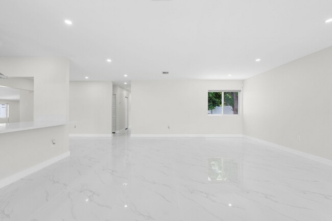 Foto del edificio - 230 NW 33rd Terrace