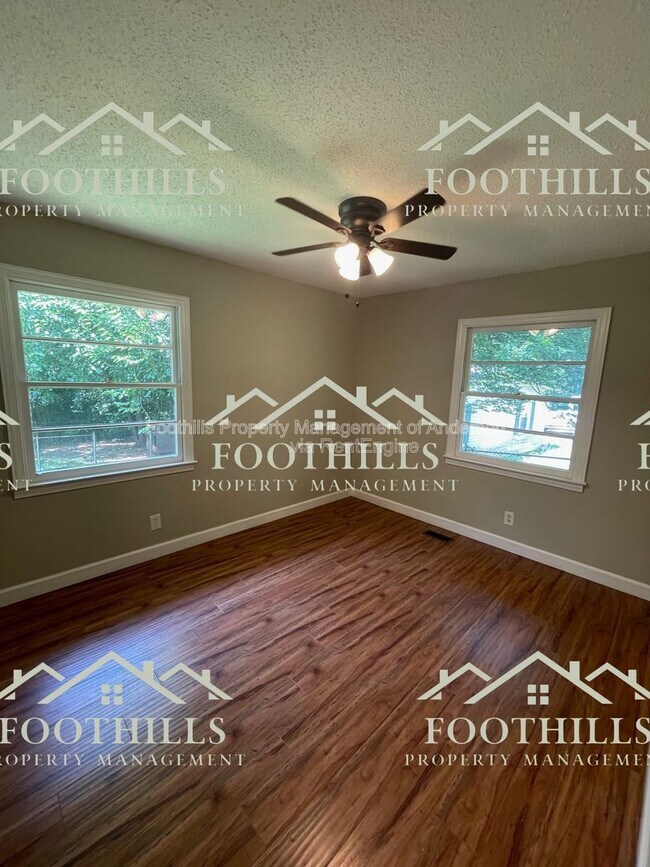 Building Photo - 411 Camellia Dr