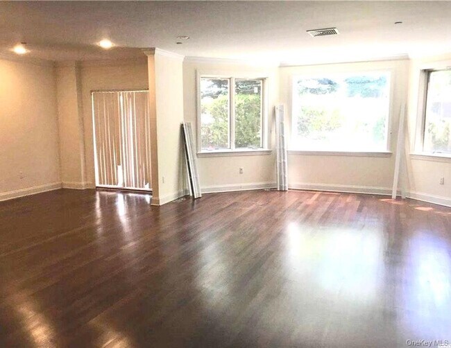 Foto del edificio - 171 Great Neck Rd