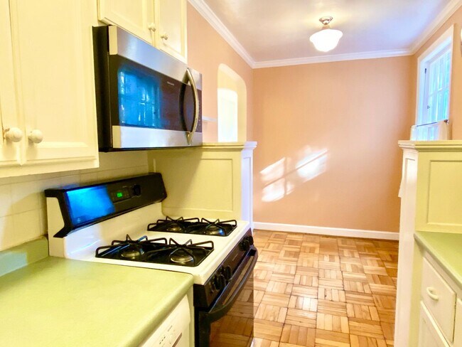 Foto del edificio - 2 Bedroom 1 Bathroom - Pets Welcome!  Wood...