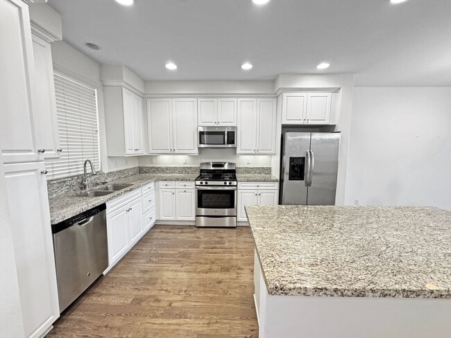 Building Photo - Spacious 3Bd/3.5Ba Home With All Primary B...