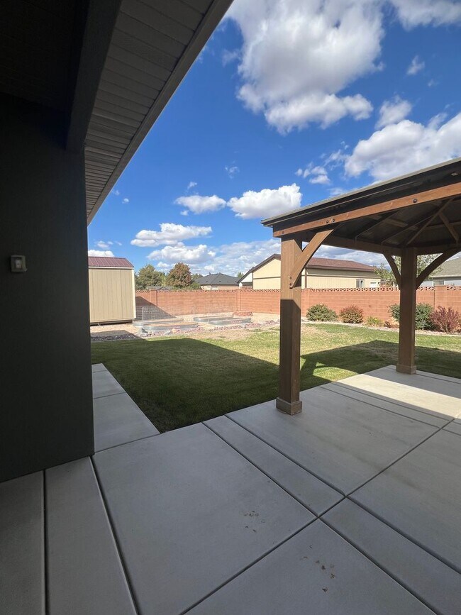 Building Photo - Beautiful Custom Home!