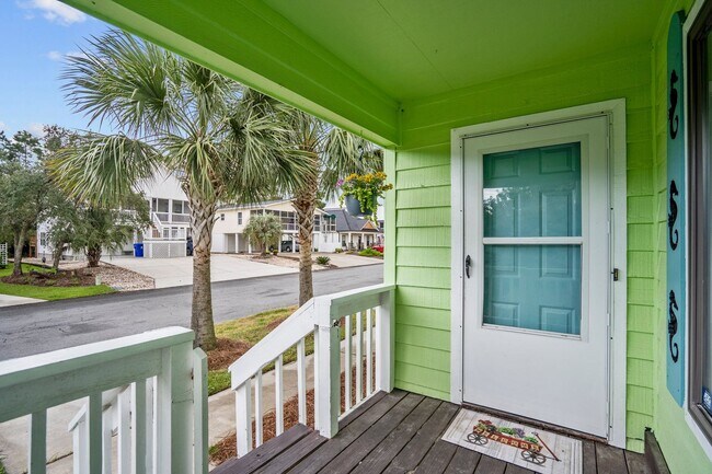 Building Photo - Location! Location! Walking Distance to th...