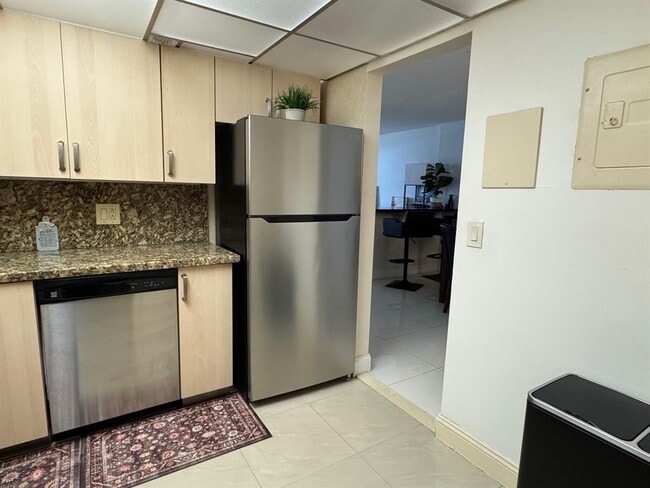 View Of Kitchen (1) - 305 N Pompano Beach Blvd