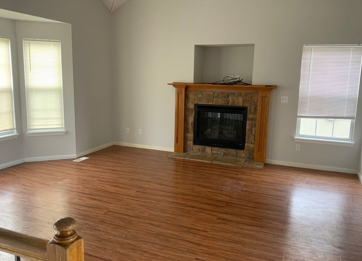 Building Photo - 3 Bedroom Split Entry