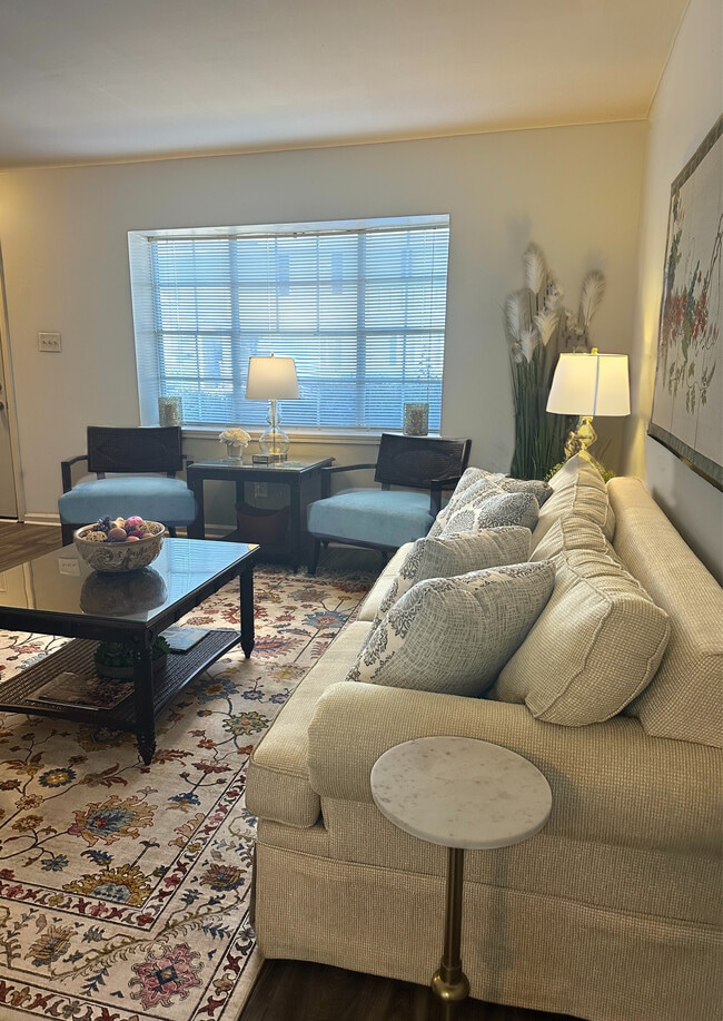Building Photo - Foxwood Apartment Townhomes