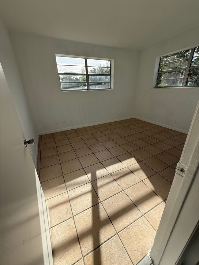 Building Photo - Palm Manors