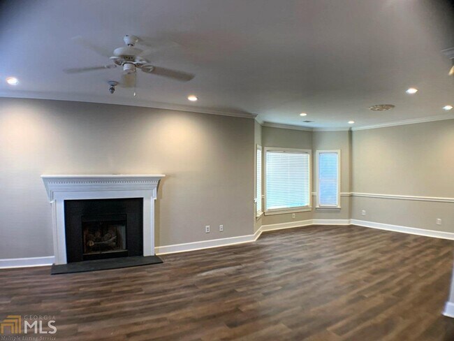 Building Photo - 405 Boulevard NE