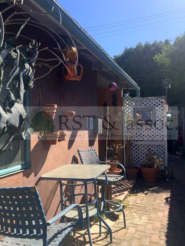 Building Photo - Nice Bungalow-style 2 +1 with Washer & Dryer!