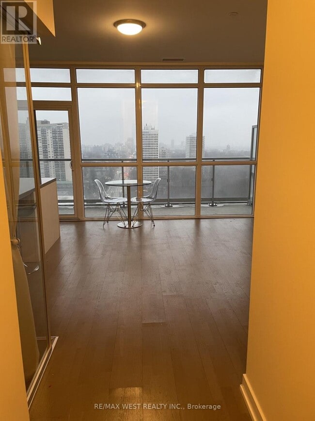 Photo du bâtiment - 501-1501 St Clair Ave W