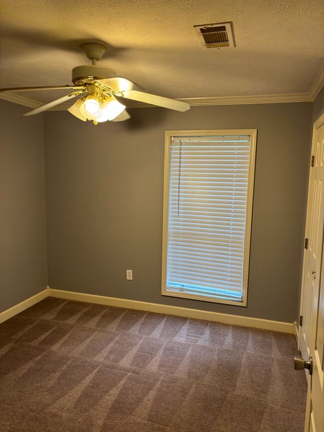 Building Photo - 237 Riverbend Dr