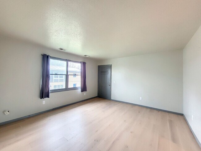 Foto del edificio - 303 Larson Ct