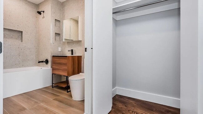 Foto del edificio - "Charming 1-Bedroom Astoria Gem with Hardw...