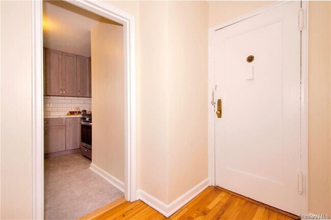 Foto del edificio - 330 S Broadway