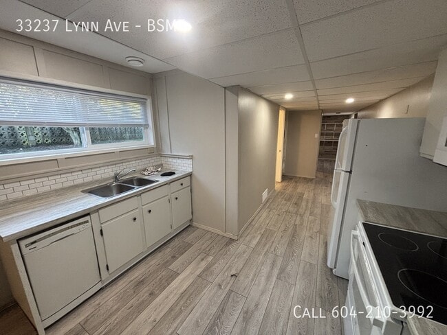 Building Photo - Basement with Private Driveway