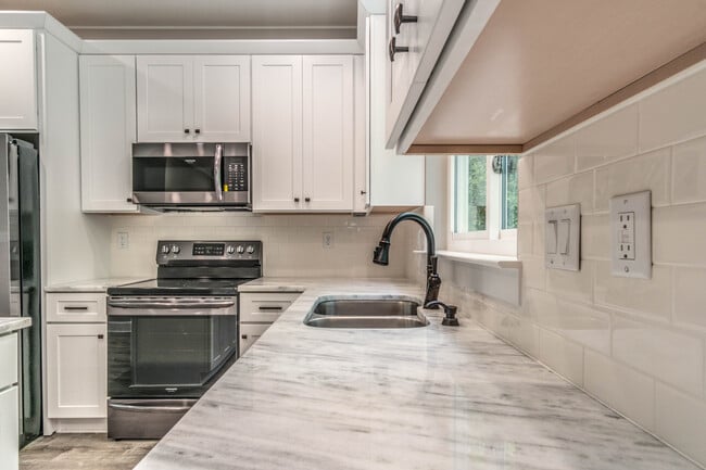 Kitchen - 205 Walton Ave
