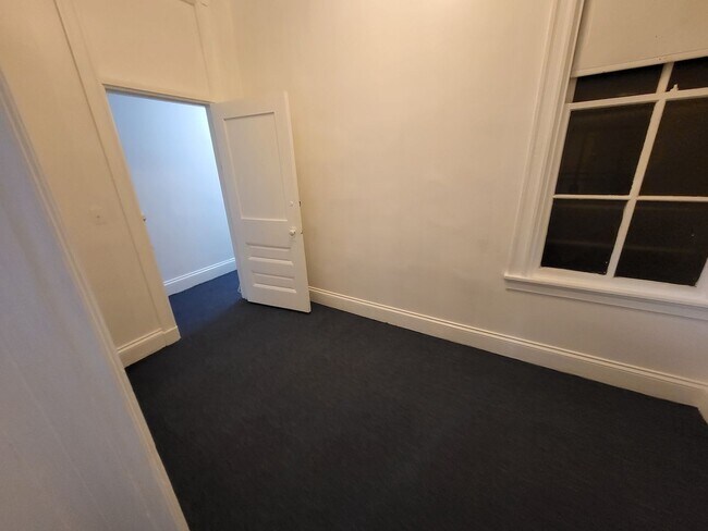 Foto del edificio - 2102 N Charles St