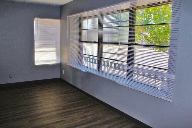 Building Photo - 500 SW 10th Ave