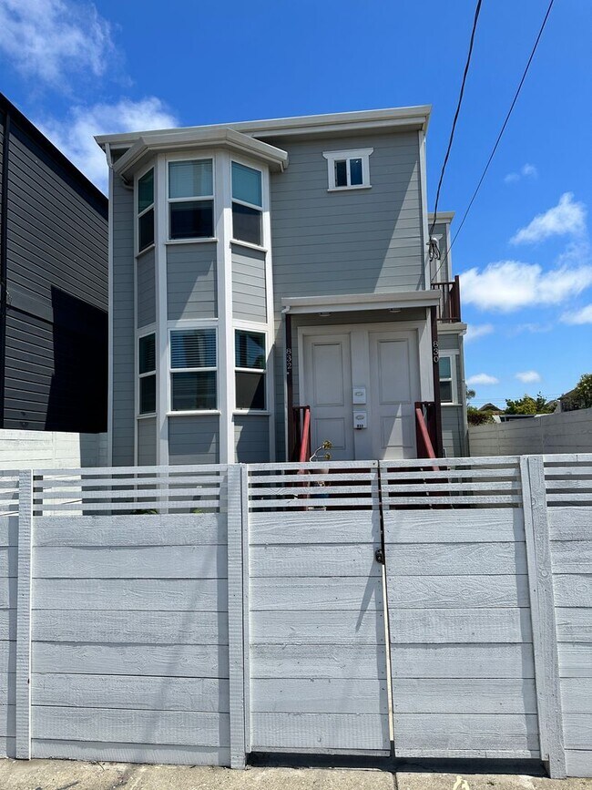 Building Photo - Remodeled 2bed/1 bath! Pets Ok! In-unit la...