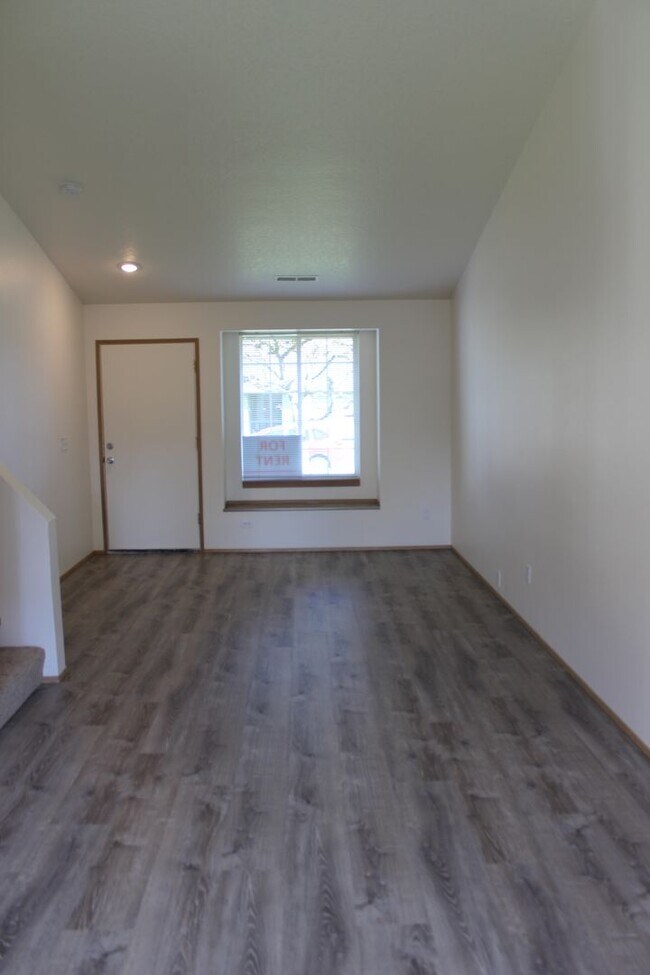 Foto del edificio - 3 bedroom 2.5 bath family home in quiet Scappoose neighborhood