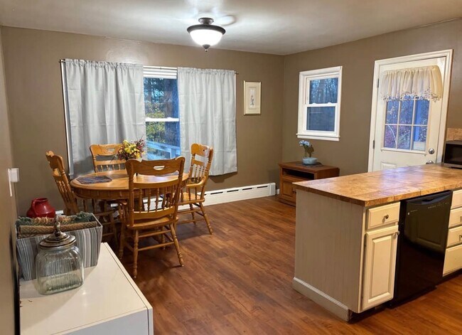 Foto del edificio - 233 Roosevelt Ave