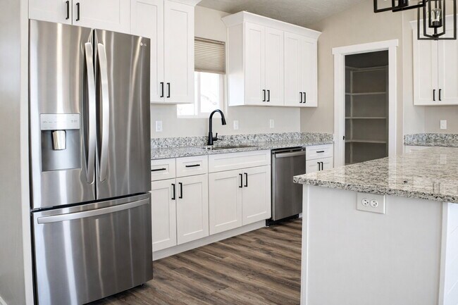 Foto del edificio - Like-New 3-Bed, 2-Bath Home in Enterprise – Modern, Bright & Move-In Ready!